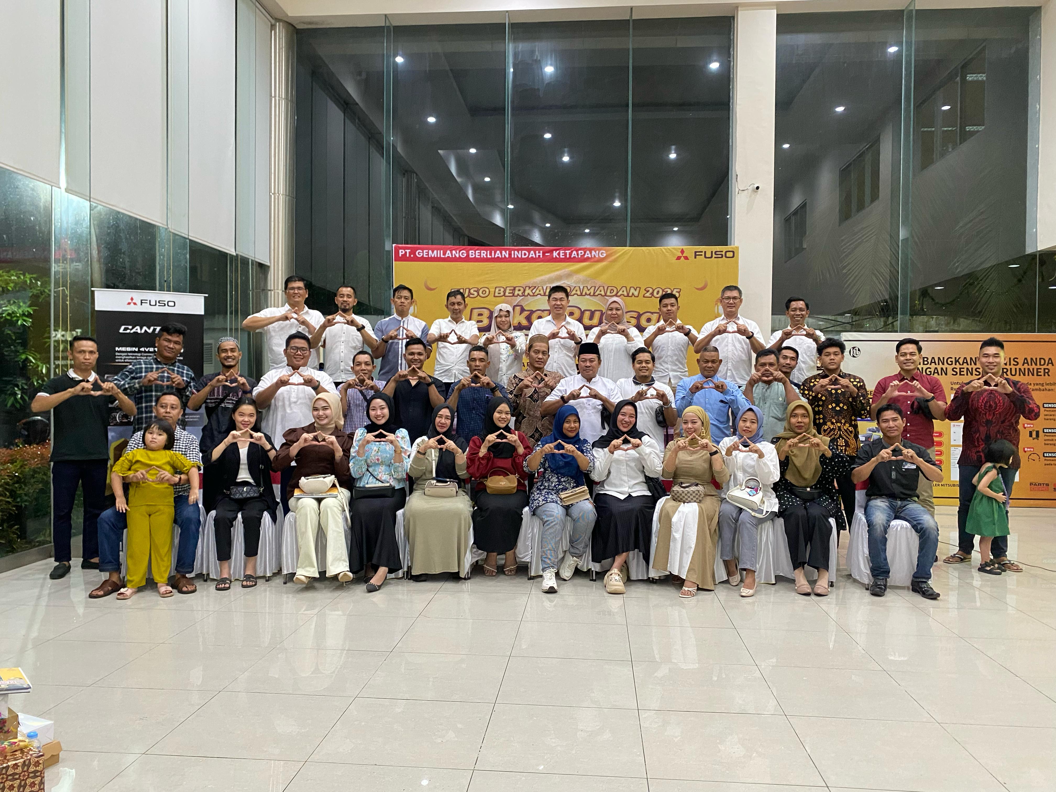 APRESIASI KONSUMEN: Pimpinan dan Staf dealer PT. Gemilang Berlian Indah Ketapang foto bersama para konsumen dalam kegiatan &ldquo;Fuso Berkah Ramadan 2025&rdquo; dan buka puasa bersama, Sabtu (23/3).