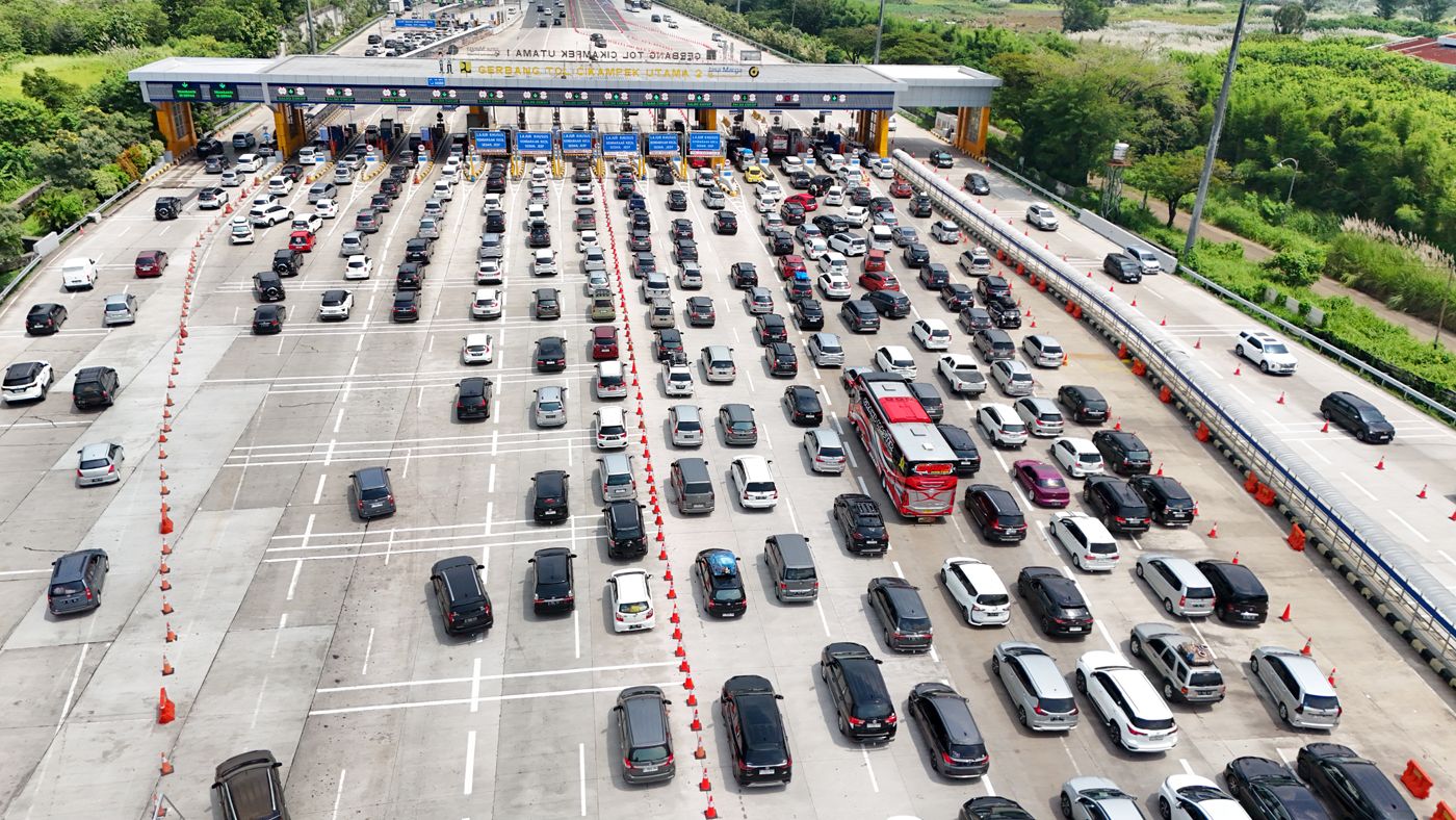Antrian panjang mobil saat akan memasuki gerbang tol Cikampek saat periode mudik tahun lalu.