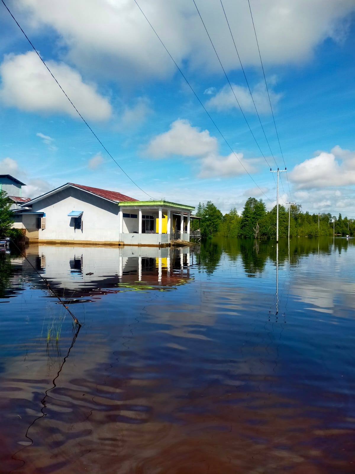 BANJIR: Kondisi banjir yang melanda di Desa Kebiau Baru.