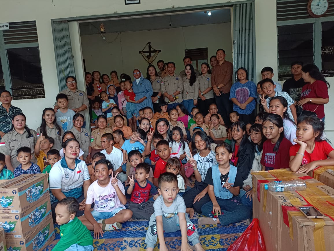 BERSAMA: Rombongan SD Panca Setya 1 Sintang bersama anak-anak dan pengurus Panti Asuhan Bhakti Luhur.