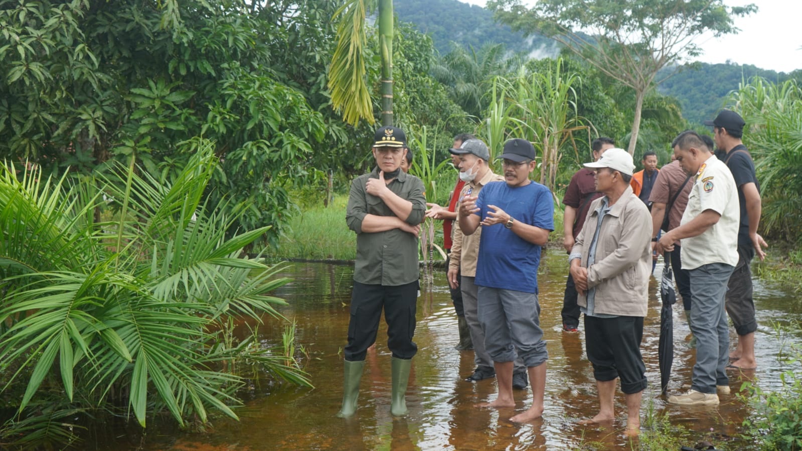 BANJIR: Bupati Kayong Utara, Romi Wijaya, meninjau langsung lokasi banjir yang melanda wilayah transmigrasi di Desa Sedahan Jaya, Kecamatan Sukadana.