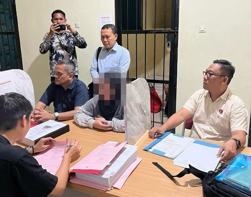 KE KEJAKSAAN: Penyidik melimpahkan berkas perkara dan tersangka pembunuhan Kades Karya Mukti, ke JPU, Jumat (21/3) lalu.