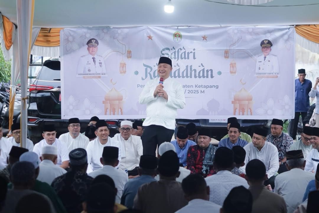 SAMBUTAN: Bupati Ketapang, Alexander Wilyo, memberikan sambutan saat menghadiri Safari Ramadan di Desa Suka Bangun, Kecamatan Delta Pawan, Minggu (23/3).