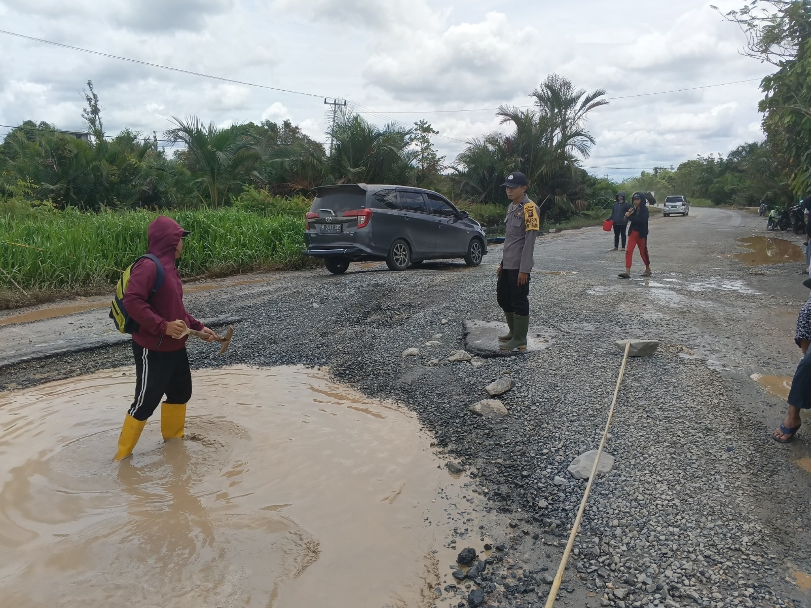 ATUR LALIN: Sejumlah Personel Polres Kubu Raya tampak melakukan pengaturan lalu lintas di titik rawan kecelakaan.