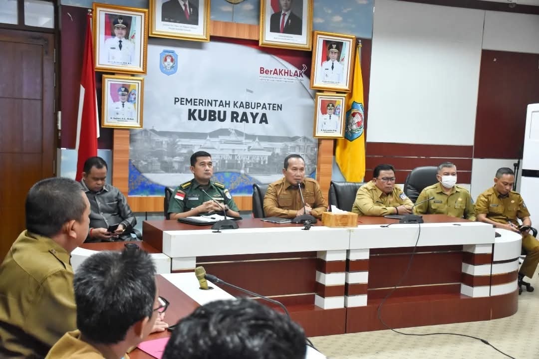 ARAHAN: Bupati Kubu Raya, Sujiwo, Senin (24/3) memberikan arahan saat memimpin Rapat Koordinasi Rencana Pembangunan Jalan Melalui Program Karya Bhakti TNI di Ruang Rapat Bupati Kubu Raya.