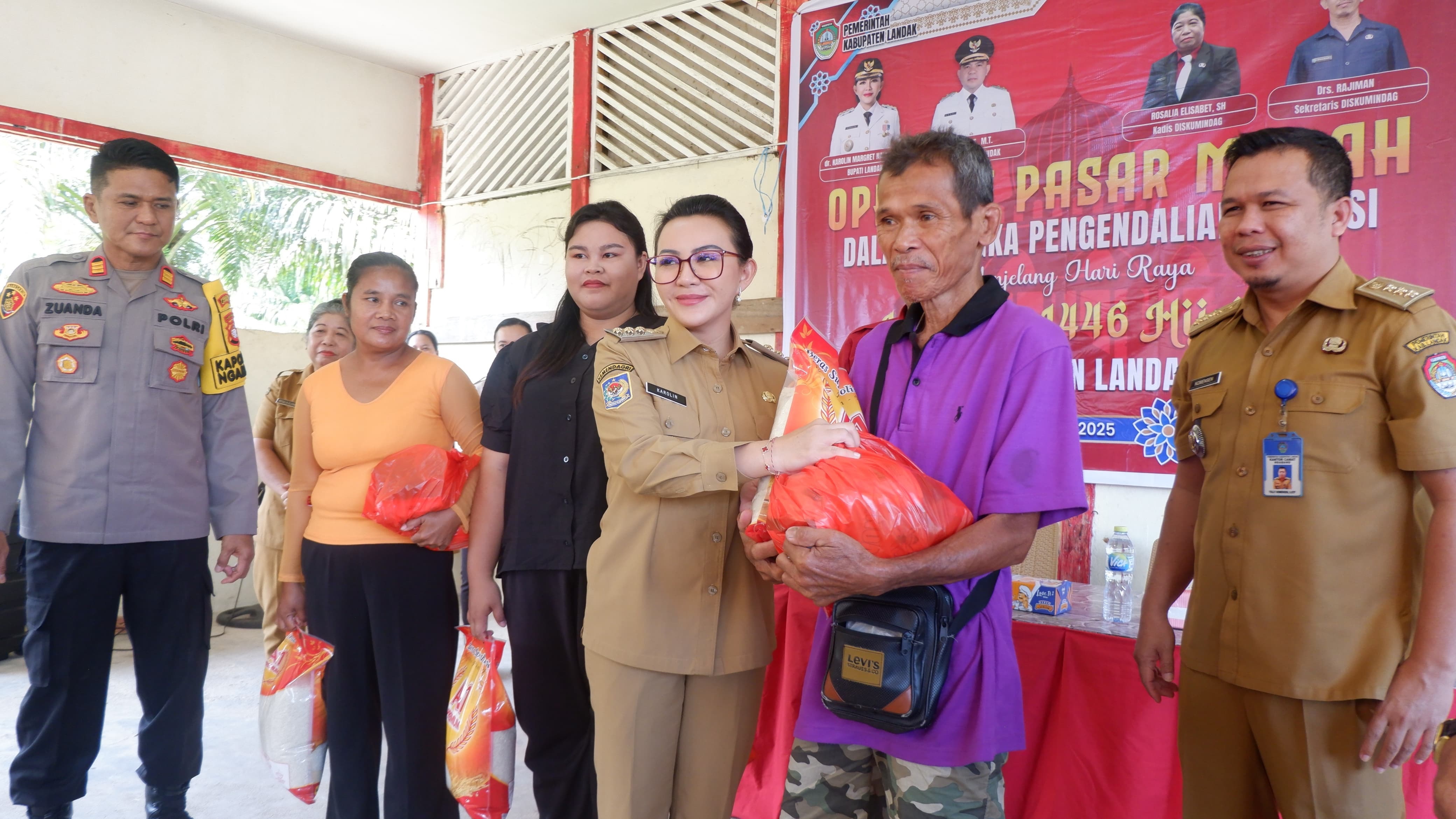 PASAR MURAH: Bupati Landak Karolin Margret Natasa saat membuka pelaksanaan Perdana Operasi Pasar Murah jelang Hari Raya Idulfitri.