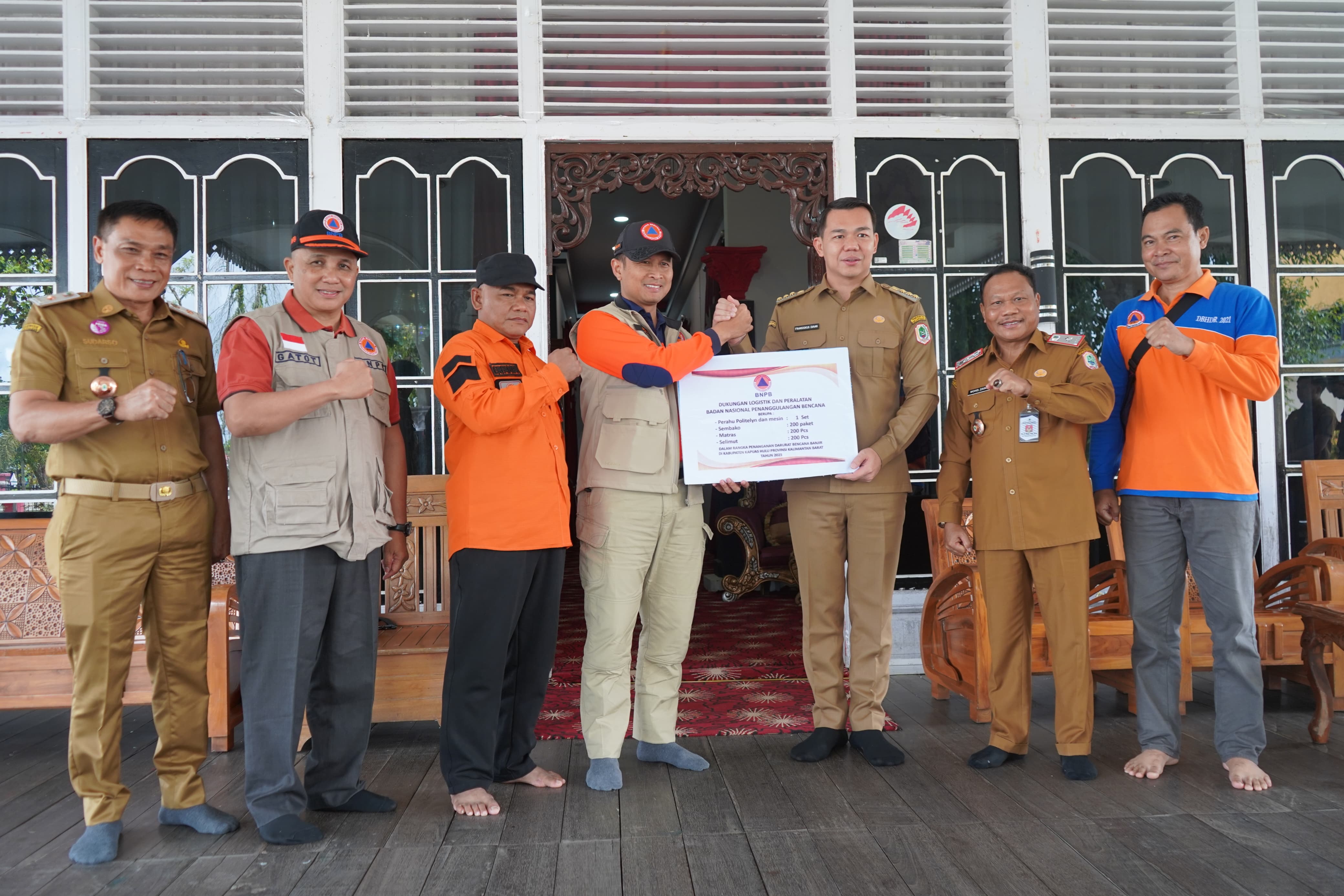 PENYERAHAN: BNPB saat menyerahkan bantuan logistik dan peralatan untuk bencana banjir di Kapuas Hulu kepada Bupati Kapuas Hulu.