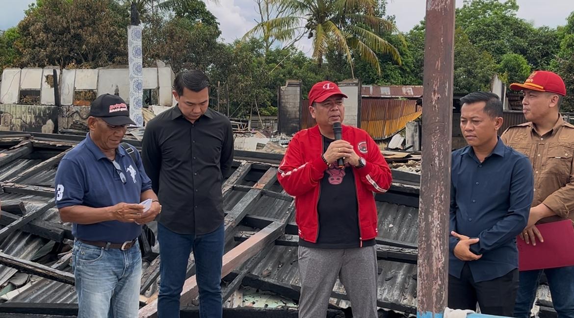 TINJAU LOKASI: Ketua Komisi V DPR RI, Lasarus saat meninjau lokasi kebakaran rumah betang di Kapuas Hulu.