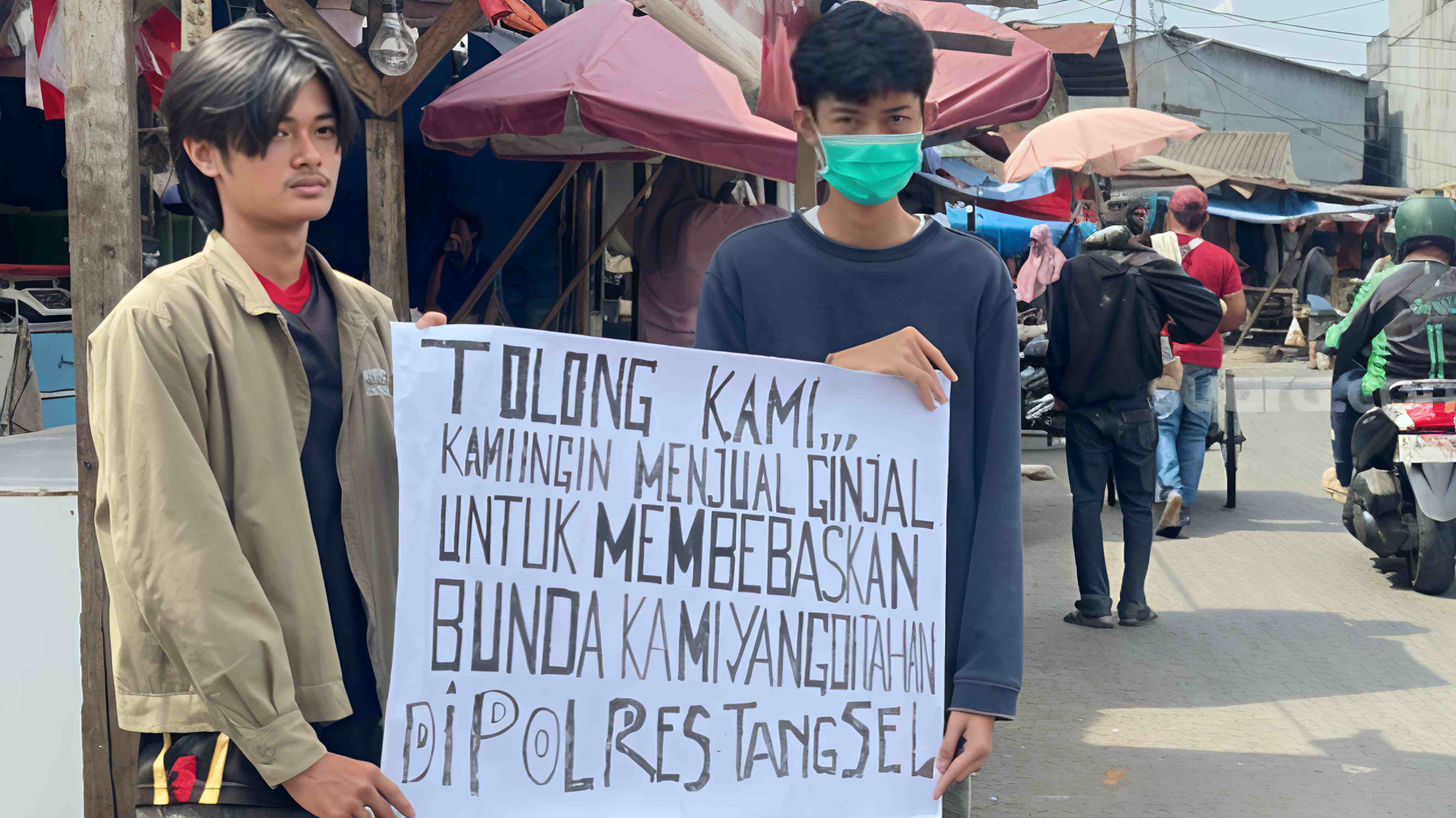 JUAL GINJAL: Dua remaja bersaudara, Farel Mahardika Putera (19) dan NR (16) melakukan aksi damai untuk membebaskan sang ibu di  Pasar Ciputat, Kota Tangerang Selatan.