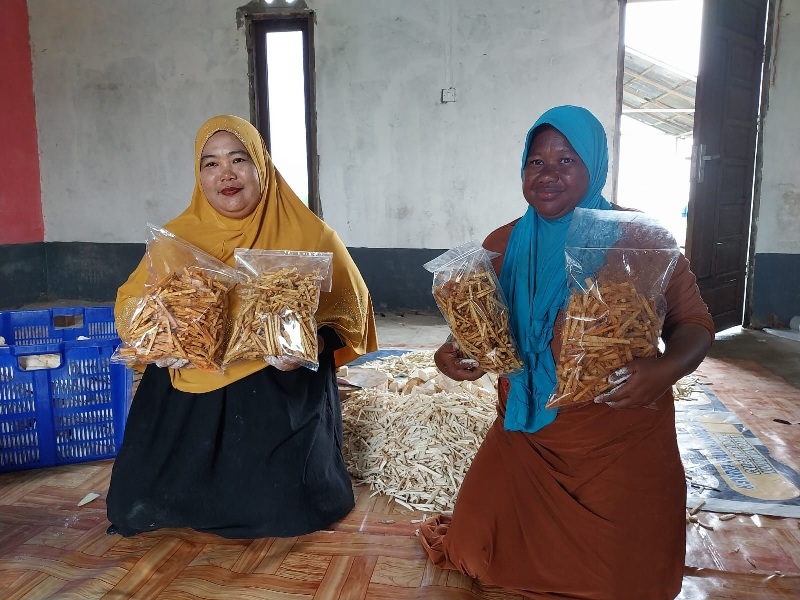 Stik keladi yang sudah dibungkus dalam kemasan. Ada sejumlah varian yang tersedia, dari original. balado, jagung bakar, hingga barbeque.