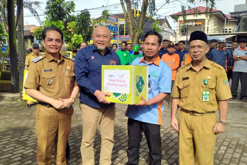 Telkom bersama BUMN-BUMD di Kalbar menyalurkan paket bantuan kepada Dinas Lingkungan Hidup (DLH) Kota Pontianak, Selasa (25/3).
