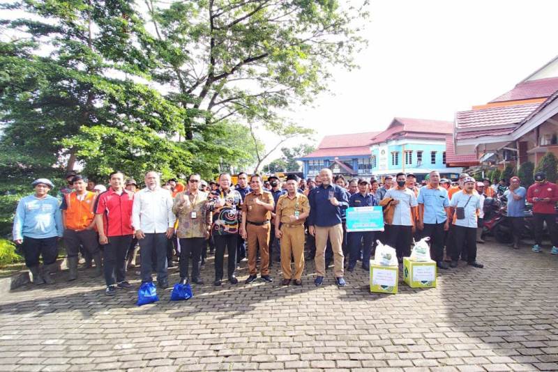 Telkom Kalbar bersama BUMN-BUMD dan DLH Pontianak berfoto bersama petugas kebersihan penerima bantuan, Selasa (25/3).