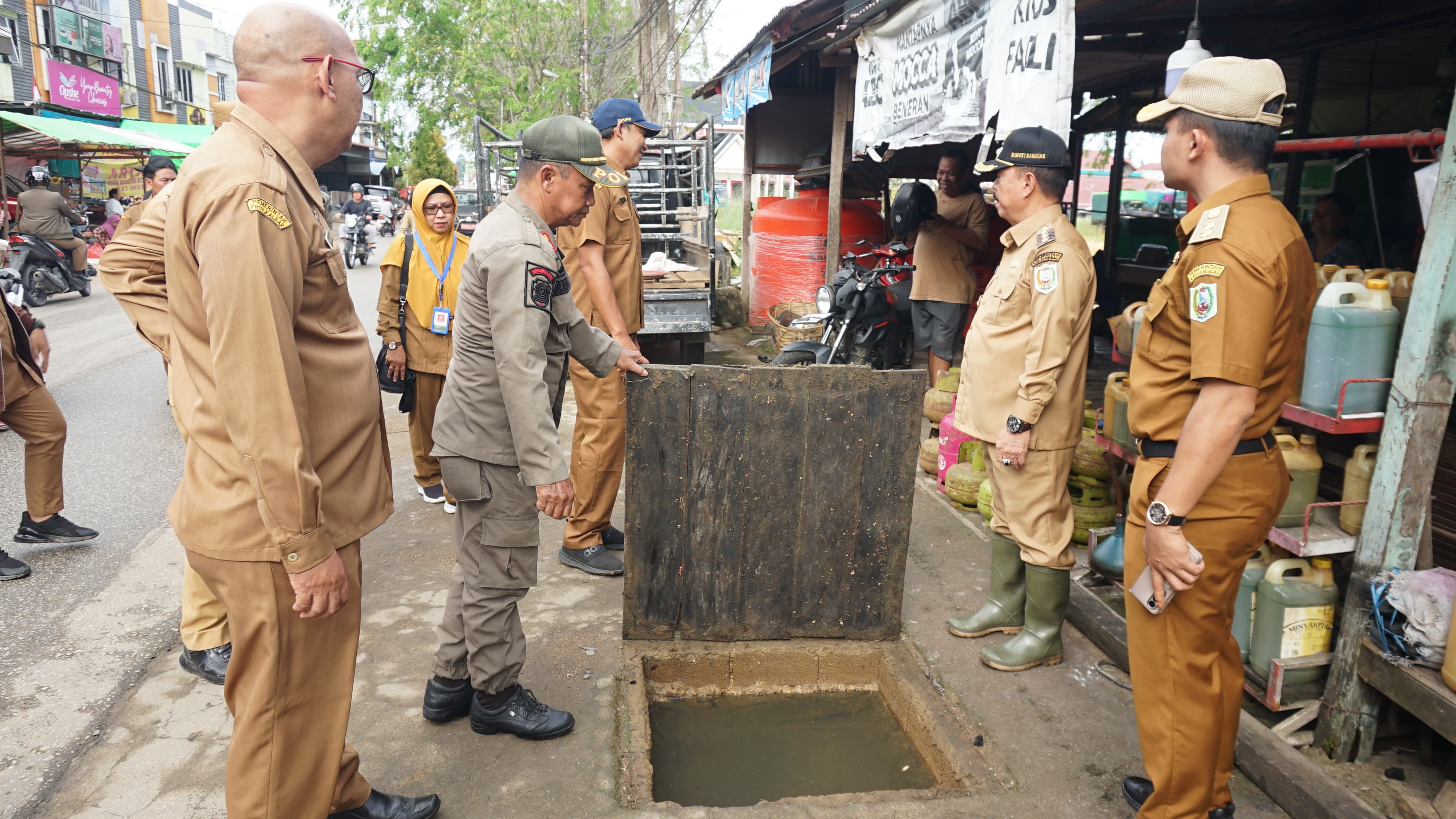 CEK : Yohanes Ontot blusukan dan mengecek kondisi Taman Arongk Belopa Kota Sanggau.