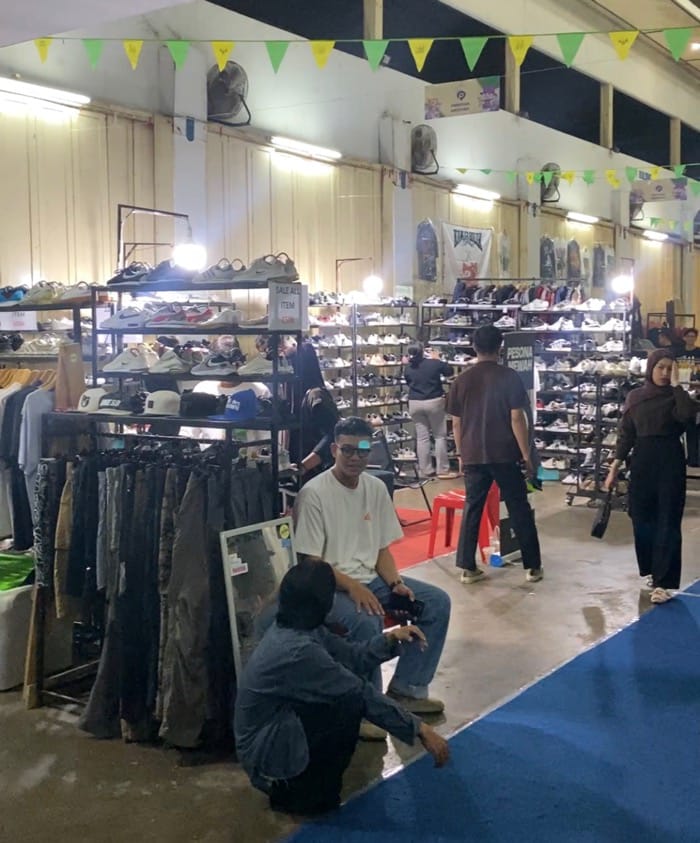 POPULER : Tren thrifting atau berbelanja barang second semakin populer.