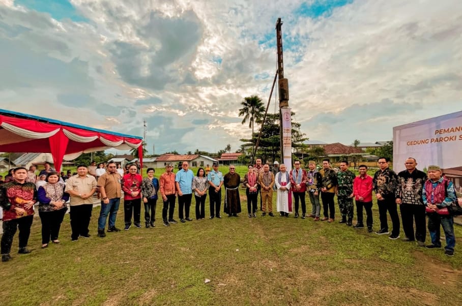 PEMBANGUNAN : Dalam rangkaian acara pemancangan tiang pancang pertama pembangunan Gedung Paroki Santo Fransiskus Assisi.