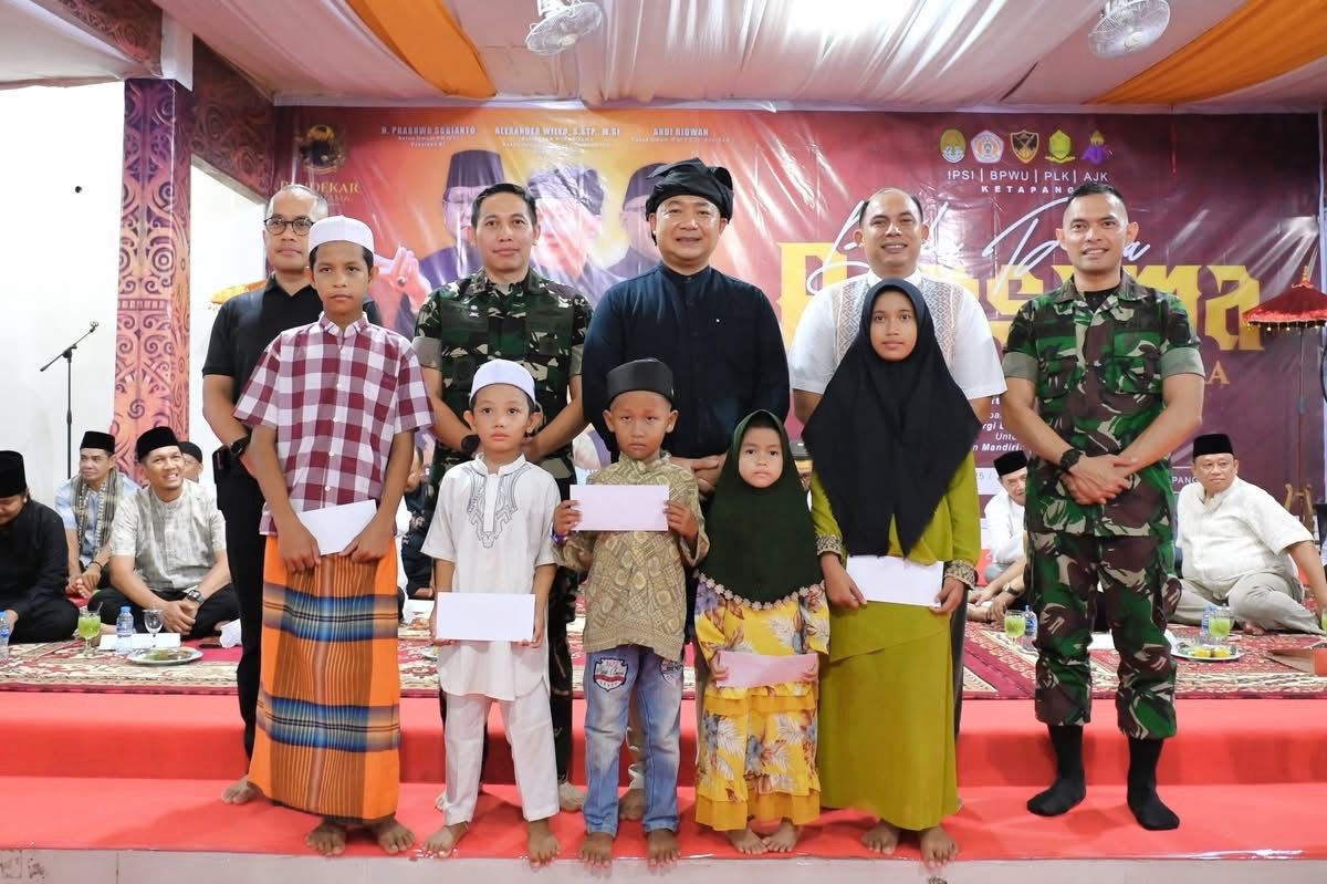 (ISTIMEWA) SANTUNAN:  Bupati Ketapang, Alexander Wilyo, menyerahkan santunan kepada anak yatim.