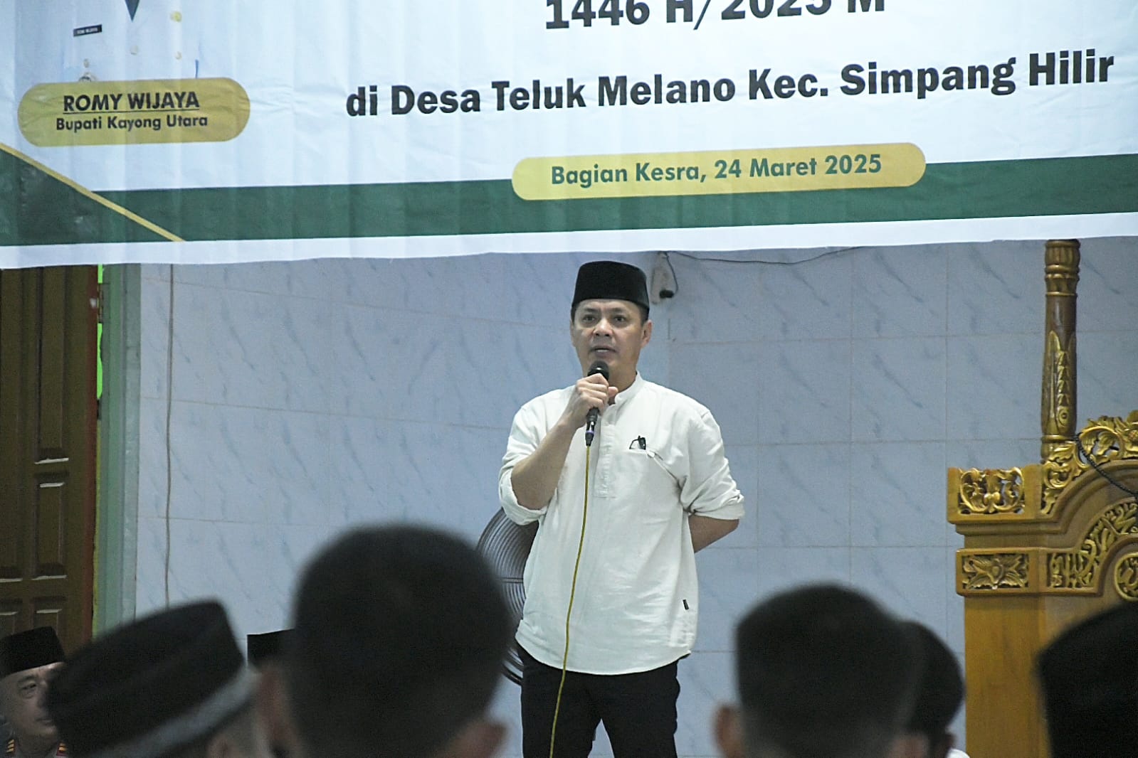 SAFARI RAMADAN: Bupati Kayong Utara Romi Wijaya saat melaksanakan Safari Ramadhan di Kecamatan Simpang Hilir.