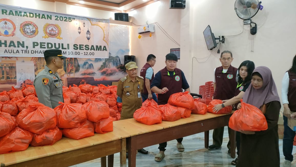 SEMBAKO : PWSP beserta Forkompincam Sungai Pinyuh membagikan paket Sembako kepada warga.