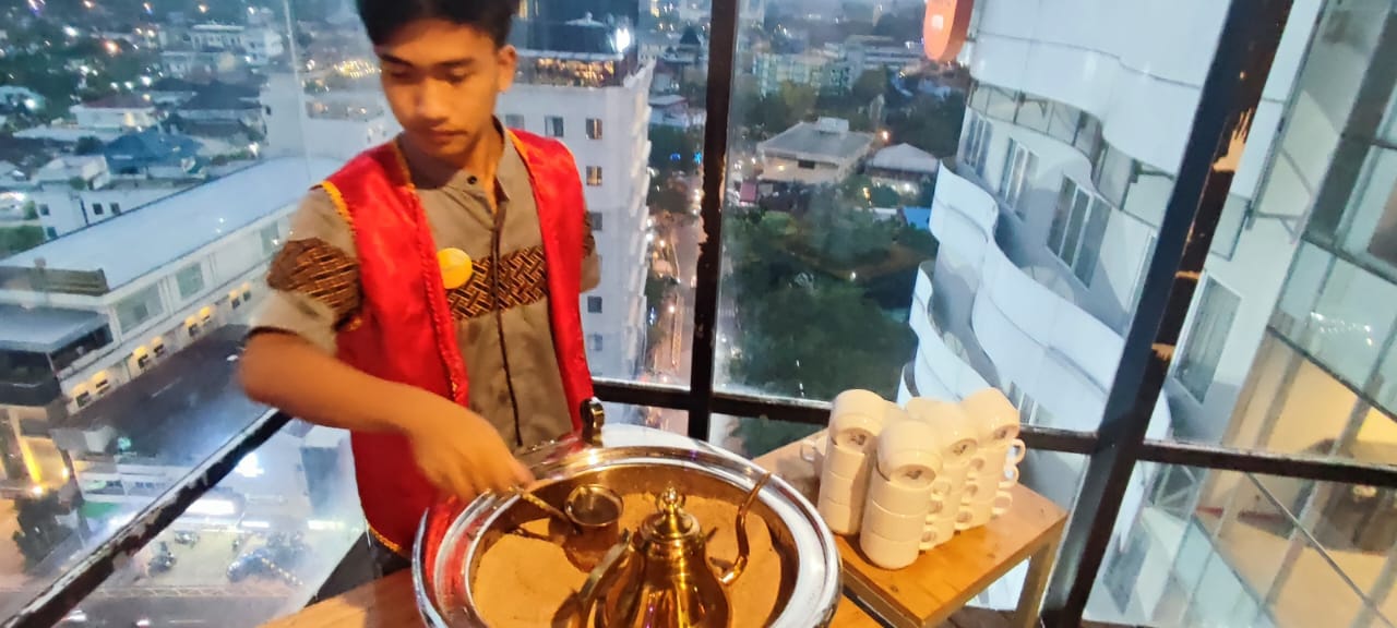 Diantara banyak menu buka puasa di salah satu Hotel Kota Pontianak, Kopi Turki menjadi buruan para penikmatnya menjelang Iftar Ramadan 1446 Hijriah pada Selasa (26/3).