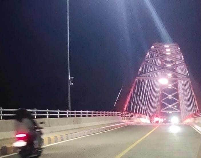 JEMBATAN BARU: Suasana Jembatan Sungai Sambas Besar (JSSB) saat malam hari. Jembatan ini siap digunakan warga untuk mudik Idulfitri.