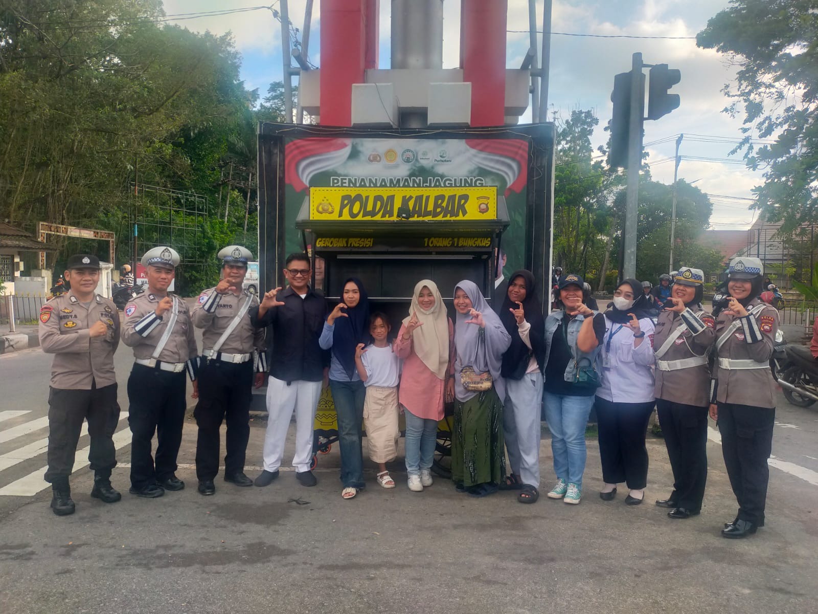 Ketua dan Anggota Kesatu Kalbar bersama aparat kepolisian sebelum membagikan takjil.