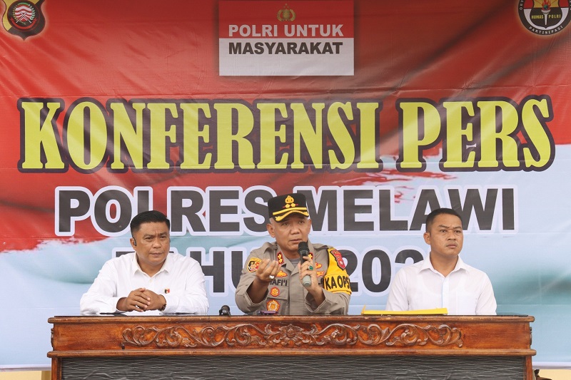 Kapolres Melawi AKBP Muhammad Syafii (tengah) didampingi Kasat Reskrim AKP Ambril dan KBO Satnarkoba, Ipda Ahmad Nuryanto saat menggelar konferensi pers, Senin (24/3).