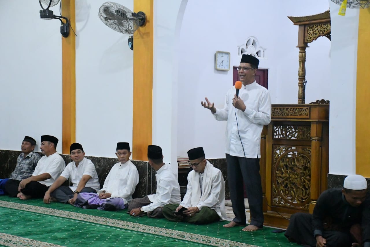 SAFARI: Wakil Bupati Kayong Utara, Amru Chanwari, pada Safari Ramadhan di Masjid Nurul Iman, Dusun Tanjung Belimbing.