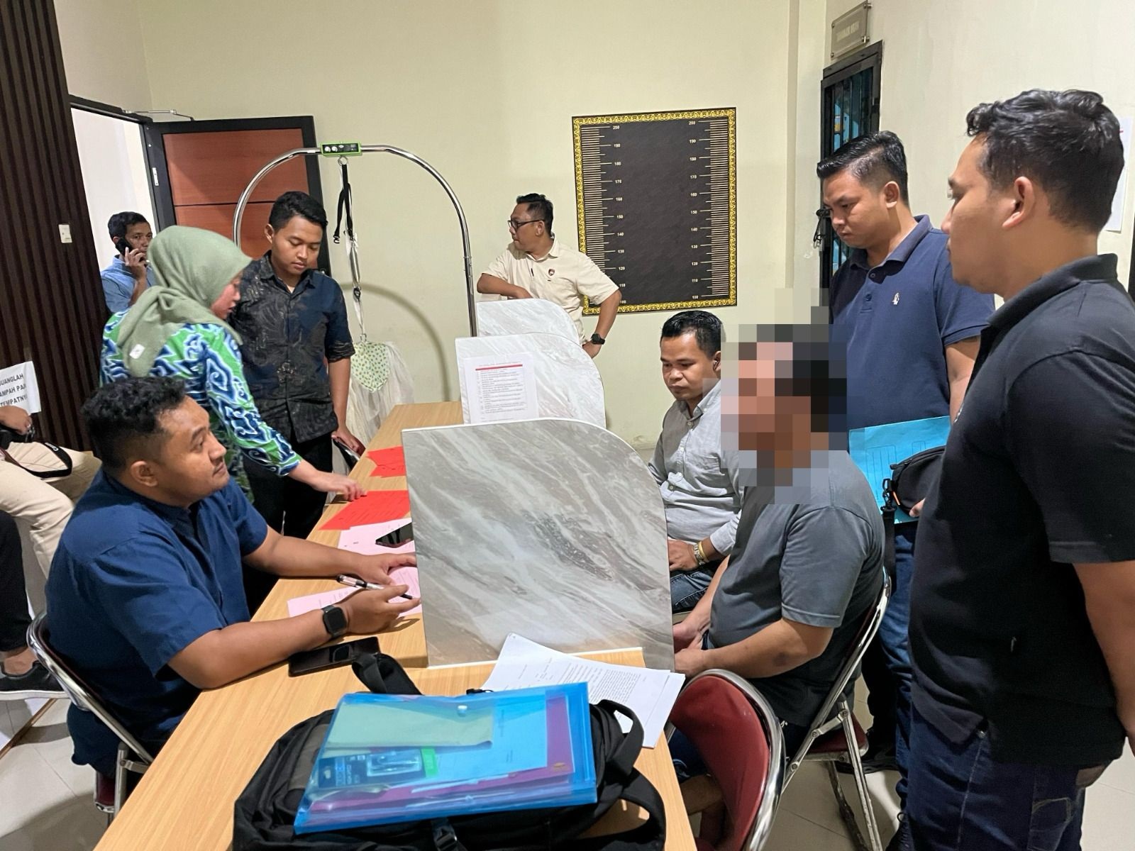 LIMPAHKAN: Penyidik Polres Ketapang melimpahkan tersangka pencurian sawit ke Kejari Ketapang beberapa waktu lalu.