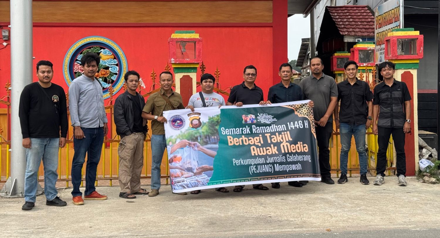 Anggota PEJUANG Mempawah di sela-sela pembagian takjil. (ISTIMEWA)