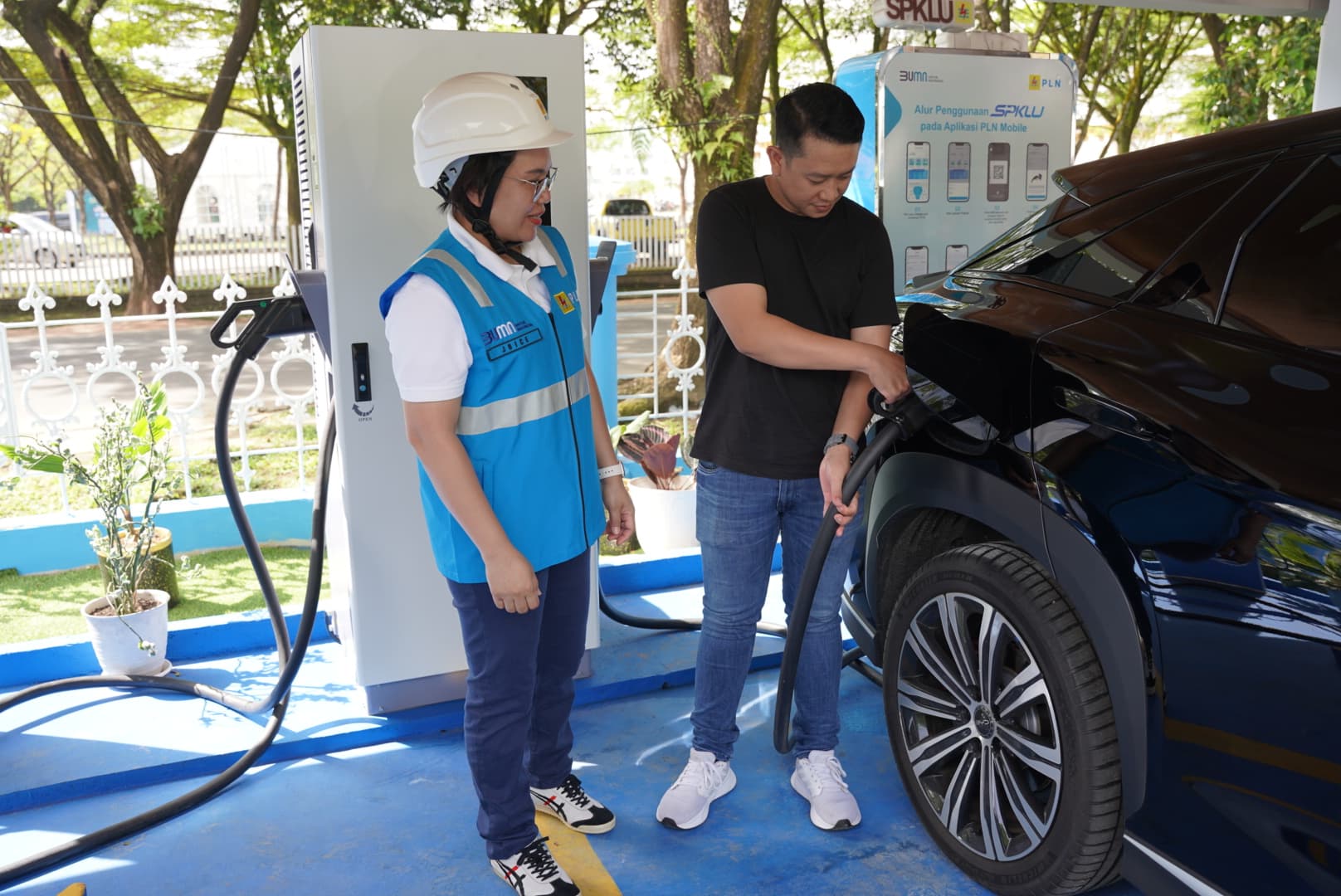 General Manager PLN UID Kalbar, Joice Lanny Wantania, berbincang dengan Sandy pengguna mobil listrik yang sedang melakukan pengisian daya di SPKLU Fast Charging PLN UP3 Pontianak Jalan Ahmad Yani.