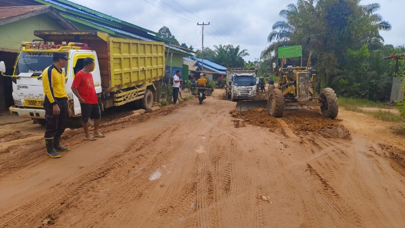 Caption: Perbaikan beberapa ruas jalan di Sekadau Hulu yang mengalami kerusakan parah untuk memberikan kelancaran akses kendaraan saat mudik lebaran.