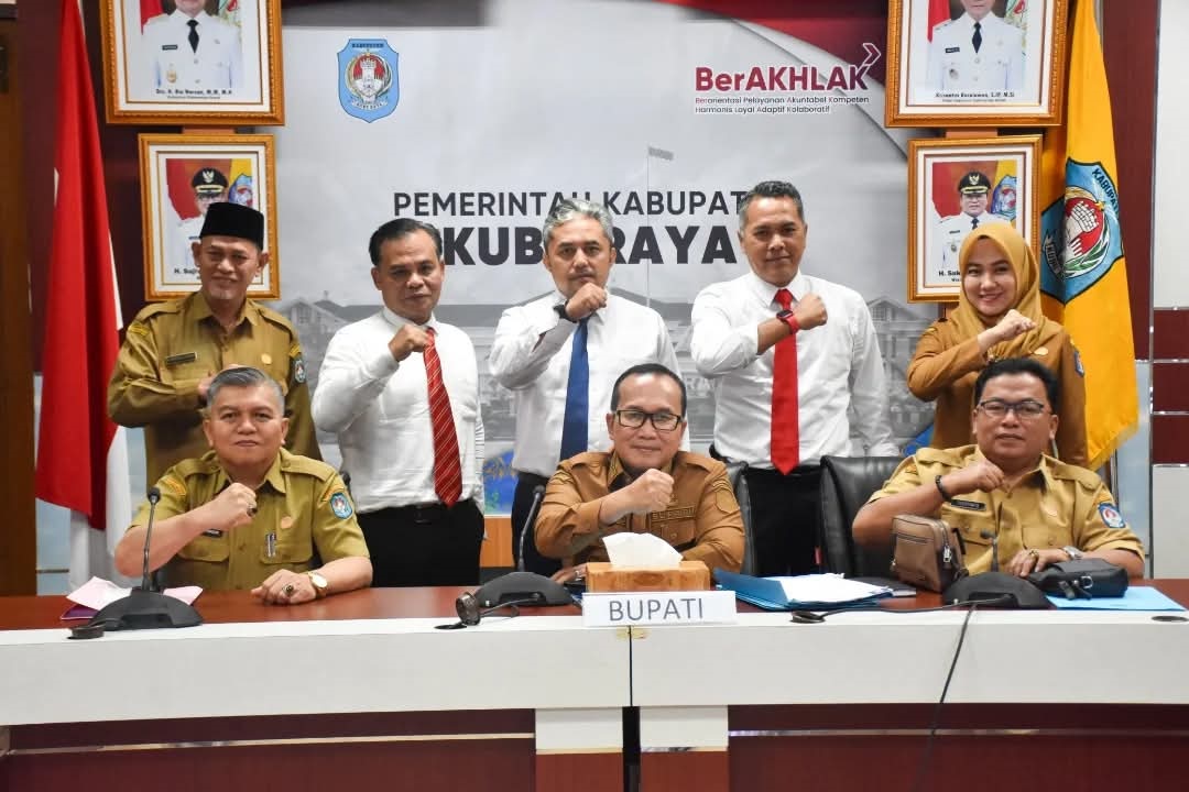 SELEKSI DIRUT: Bupati Kubu Raya, Sujiwo bersama tiga calon Direktur Perusahaan Umum Daerah (Perumda) Air Minum Tirta Raya Kabupaten Kubu Raya.