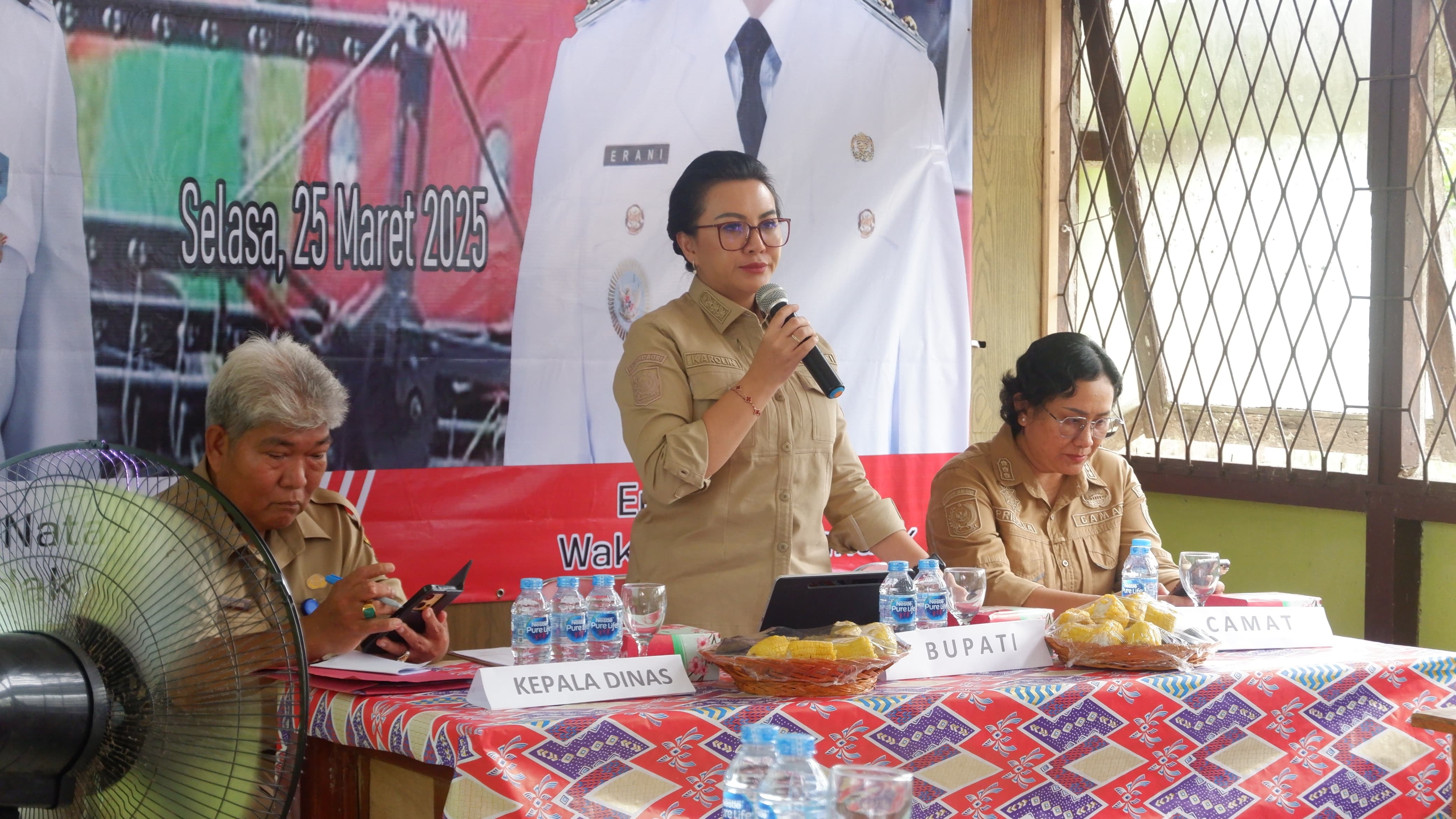 ARAHAN: Bupati Landak  Karolin Margret Natasa saat memberikan arahan kepada PPL di Balai Penyuluhan Pertanian, Kecamatan Mempawah Hulu, Selasa (25/3). (Istimewa)