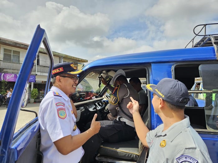 PERIKSA: Petugas gabungan saat memeriksa kelayakan kendaraan angkutan umum di Kota Singkawang pada Rabu (25/3).