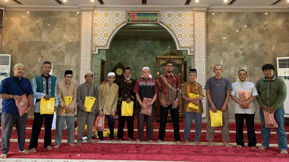 BERBAGI: Yayasan Wasilah Amal Sholeh membagikan sebanyak 80 helai sarung dan mukena kepada para guru ngaji tradisional di Singkawang, belum lama ini.