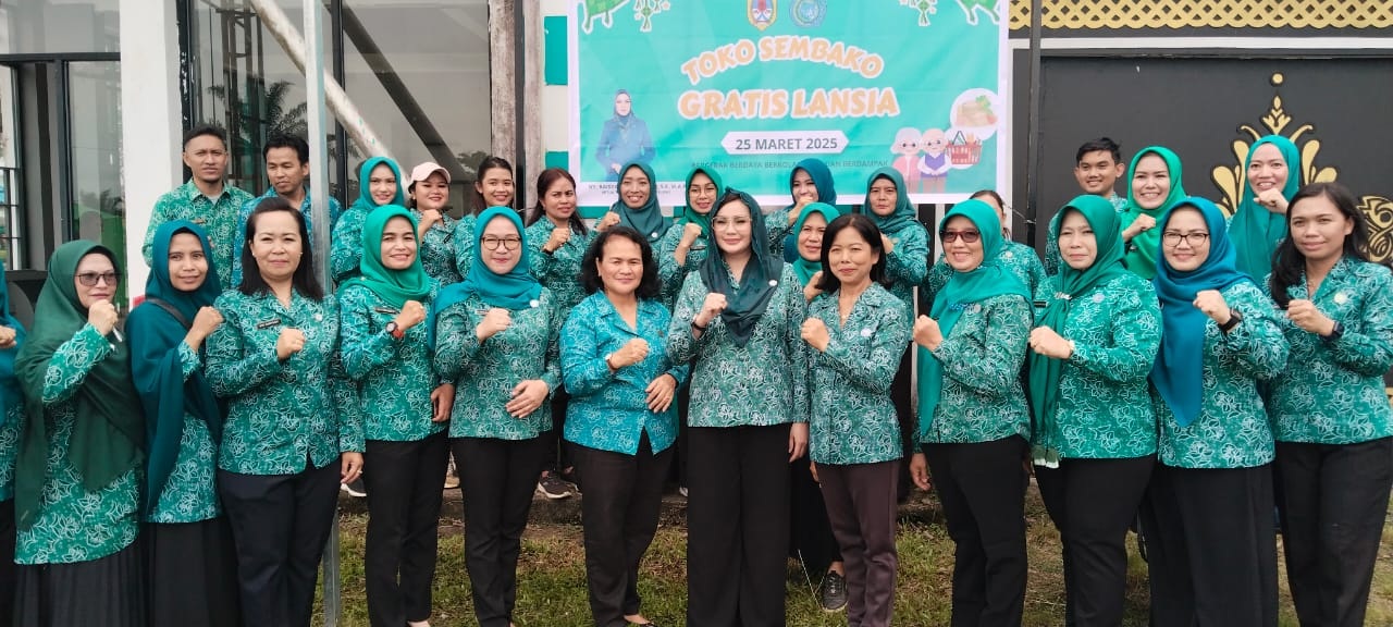 PKK : Ketua TP-PKK Melawi Raisya Sarbina Dadi diabadikan dengan foto bersama pengurus dan anggota TP-PKK Melawi di Gedung Dekranasda Melawi usai kegiatan.