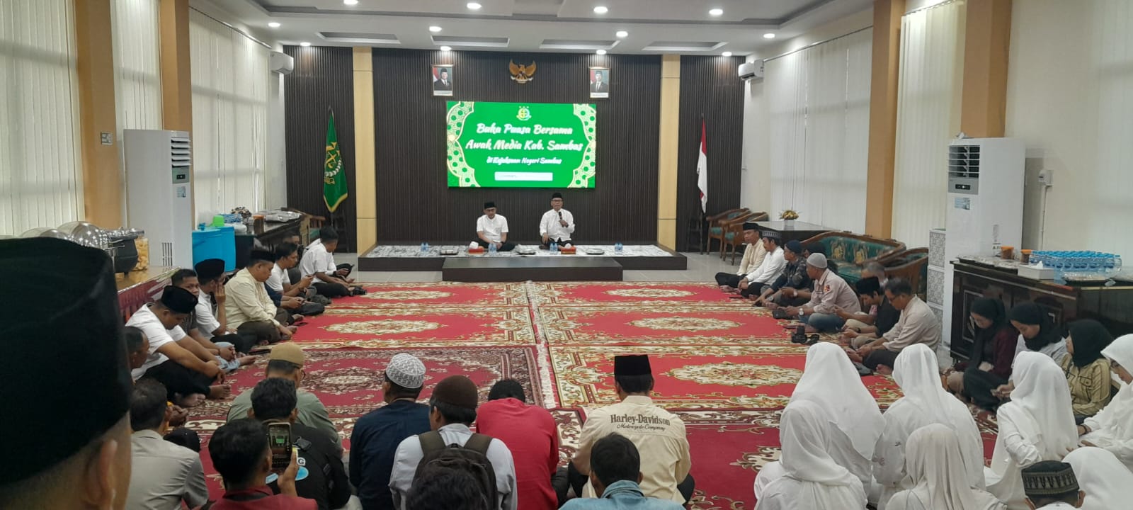 TAUSYIAH: Kepala Kejari bersama Kepala Kemenag Sambas saat tausiyah jelang berbuka puasa.