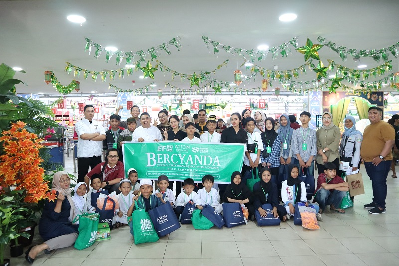 Foto Bersama Setelah Berbelanja di Swalayan Mitra Anda.
