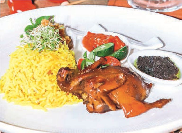Nasi biryani dengan aroma rempah yang khas disandingkan dengan burung puyuh bumbu hitam.