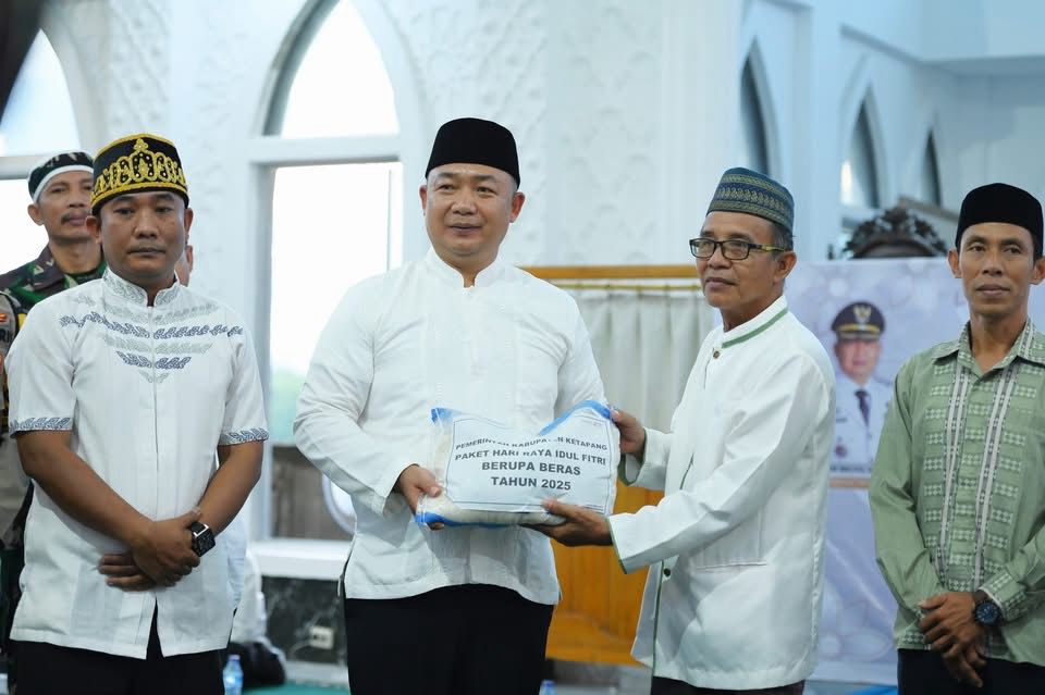 BANTUAN: Bupati Ketapang, Alexander Wilyo, secara simbolis menyerahkan bantuan beras kepada pengurus masjid dan surau di Benua Kayong, Rabu (26/3).