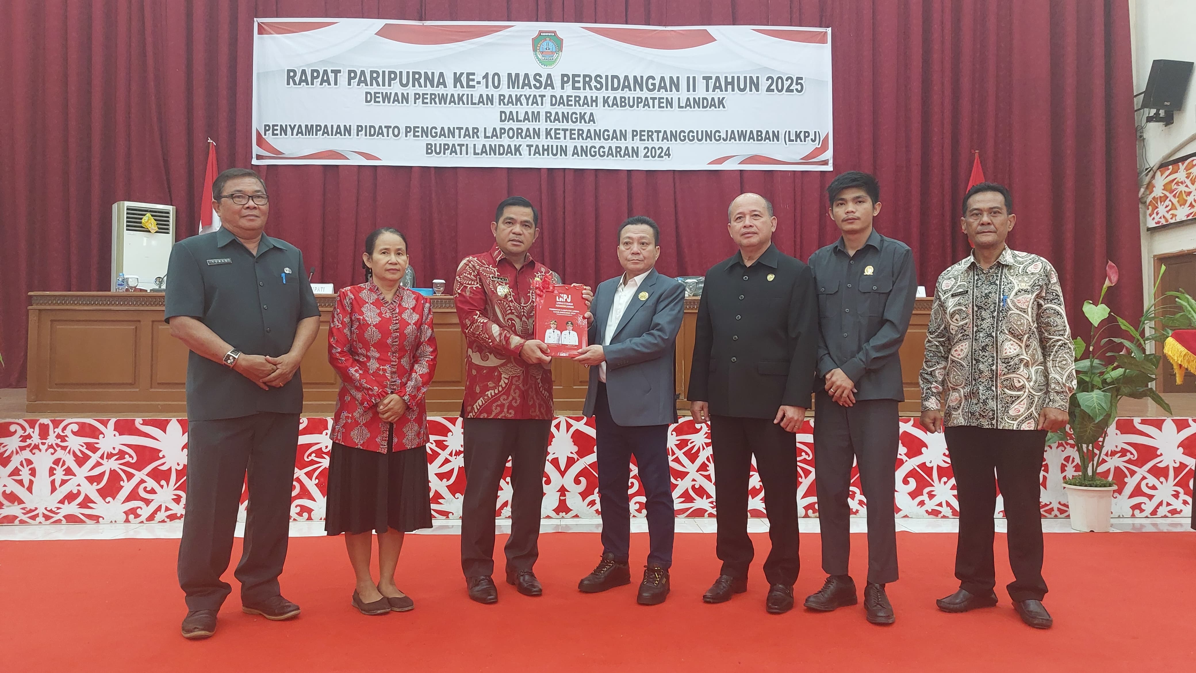 LKPJ: Wakil Bupati Landak Erani saat menyampaikan pengantar laporan keterangan pertanggungjawaban (LKPJ) Bupati Landak Tahun Anggaran 2024, dalam rapat paripurna ke-10 masa persidangan II Tahun 2025.