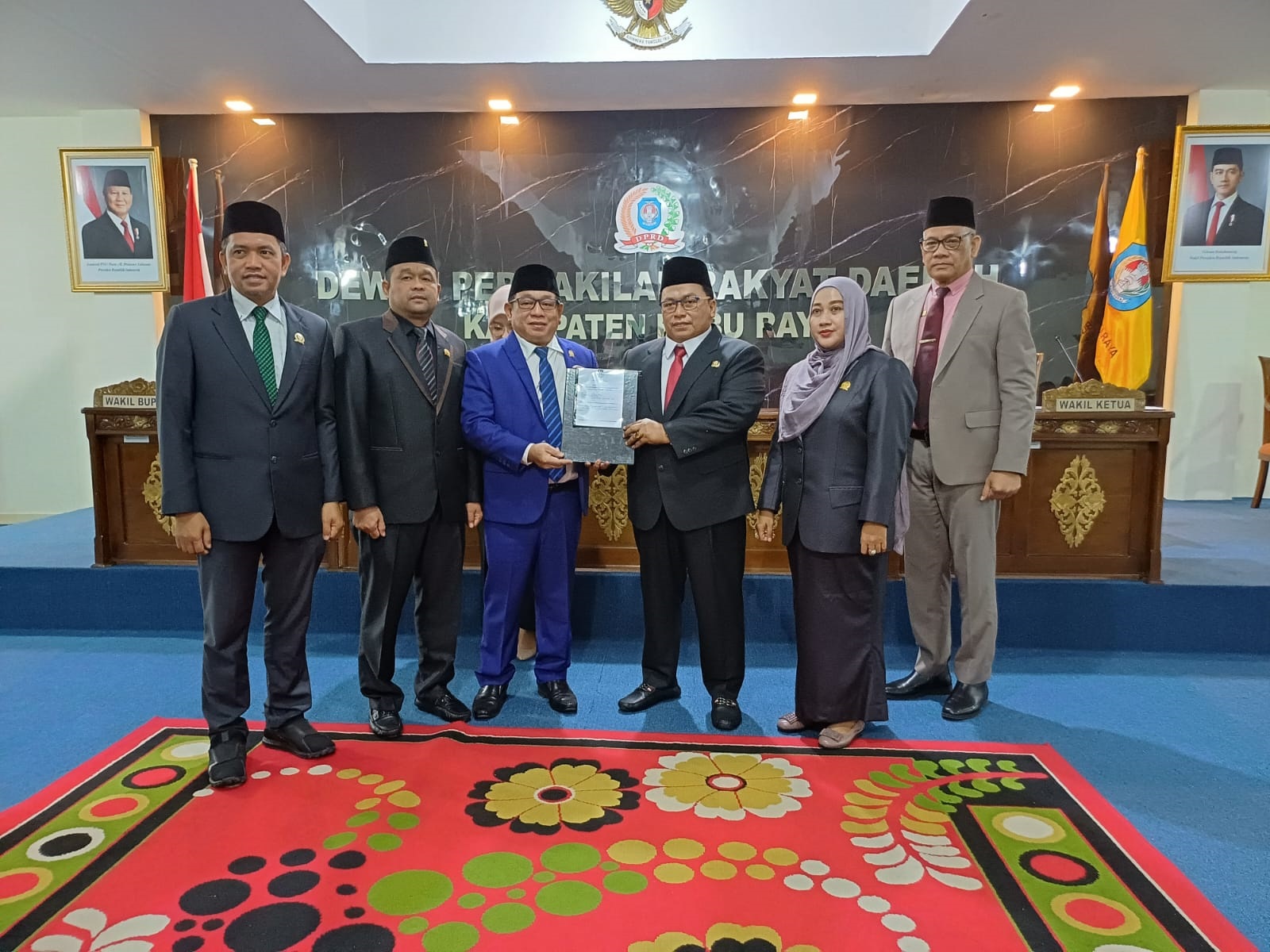 SERAHKAN LKPJ: Wakil Bupati Kubu Raya, Sukiryanto, Rabu (26/3) menyerahkan Laporan Keterangan Pertanggungjawaban (LKPj) Tahun 2024 kepada Ketua DPRD Kubu Raya, Johan Saimima.