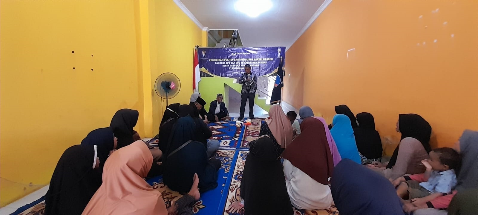 BERBAGI: Partai NasDem Kabupaten Sambas menggelar kegiatan sosial, Kamis (27/3).
