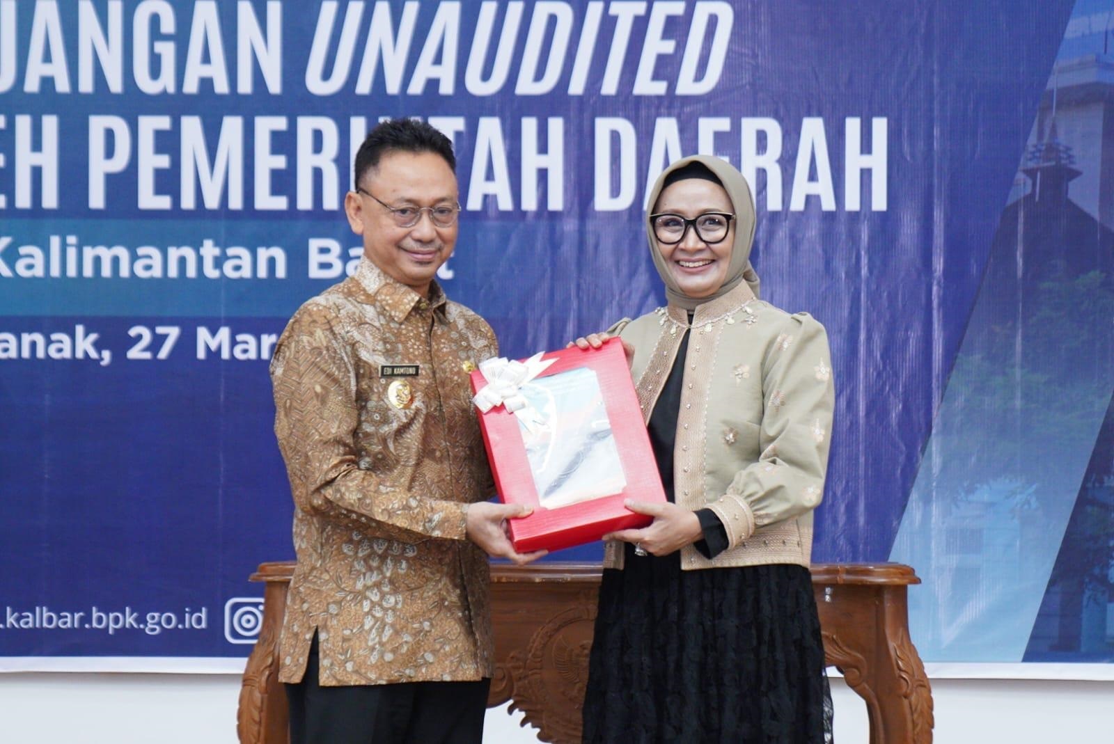 LKPD: Wali Kota Pontianak Edi Kamtono menyerahkan Laporan Keuangan Pemerintah Daerah (LKPD) Tahun Anggaran 2024 untuk diaudit oleh BPK Perwakilan Kalbar.