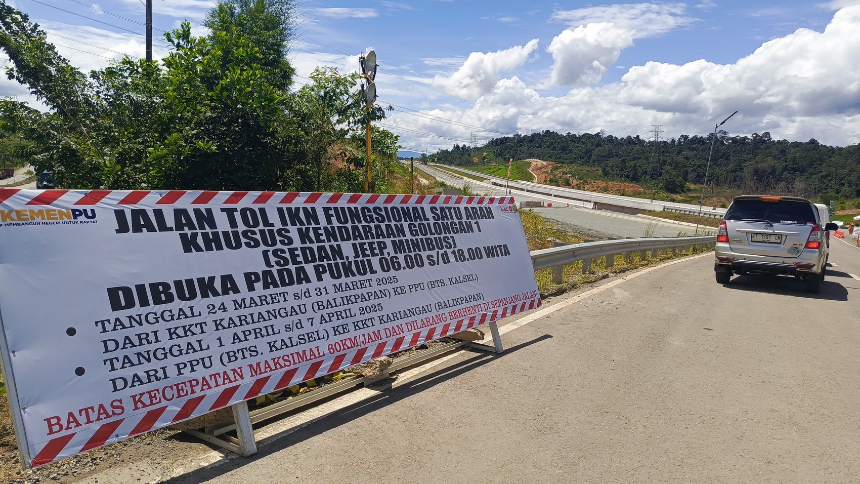 SATU ARAH: Papan peringatan di Jalan Tol IKN yang menghubungkan Balikpapan-Penajam Paser Utara, kemarin.