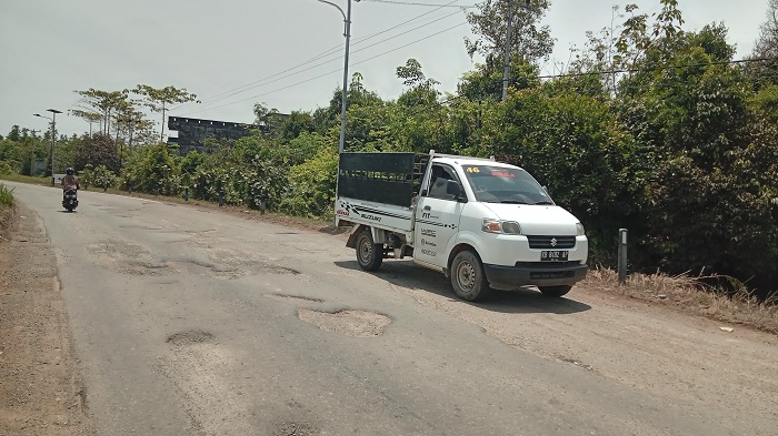 BERLUBANG: Pengendara mengurangi kecepatan saat menghindari lubang di Jalan Trans Kalimantan, Kamis (27/3).