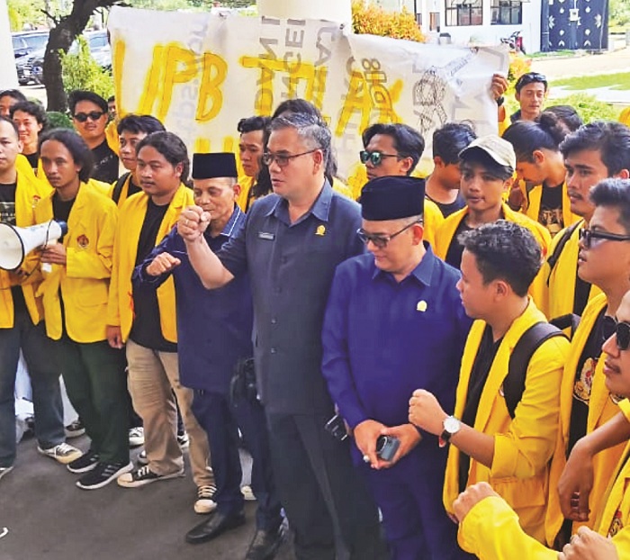 AKSI: Mahasiswa UPB yang menggelar aksi menolak UU TNI di DPR D Kalbar.