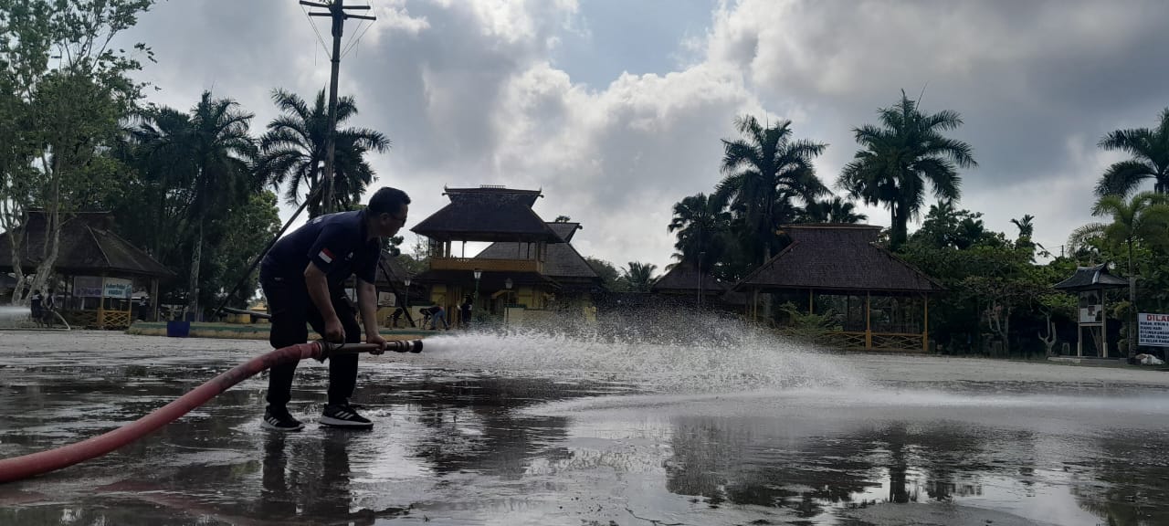 Damkar Sambas laksanakan bersih dihalaman istana Sambas, dan sore berlanjut ke Masjid Babul Jannah.
