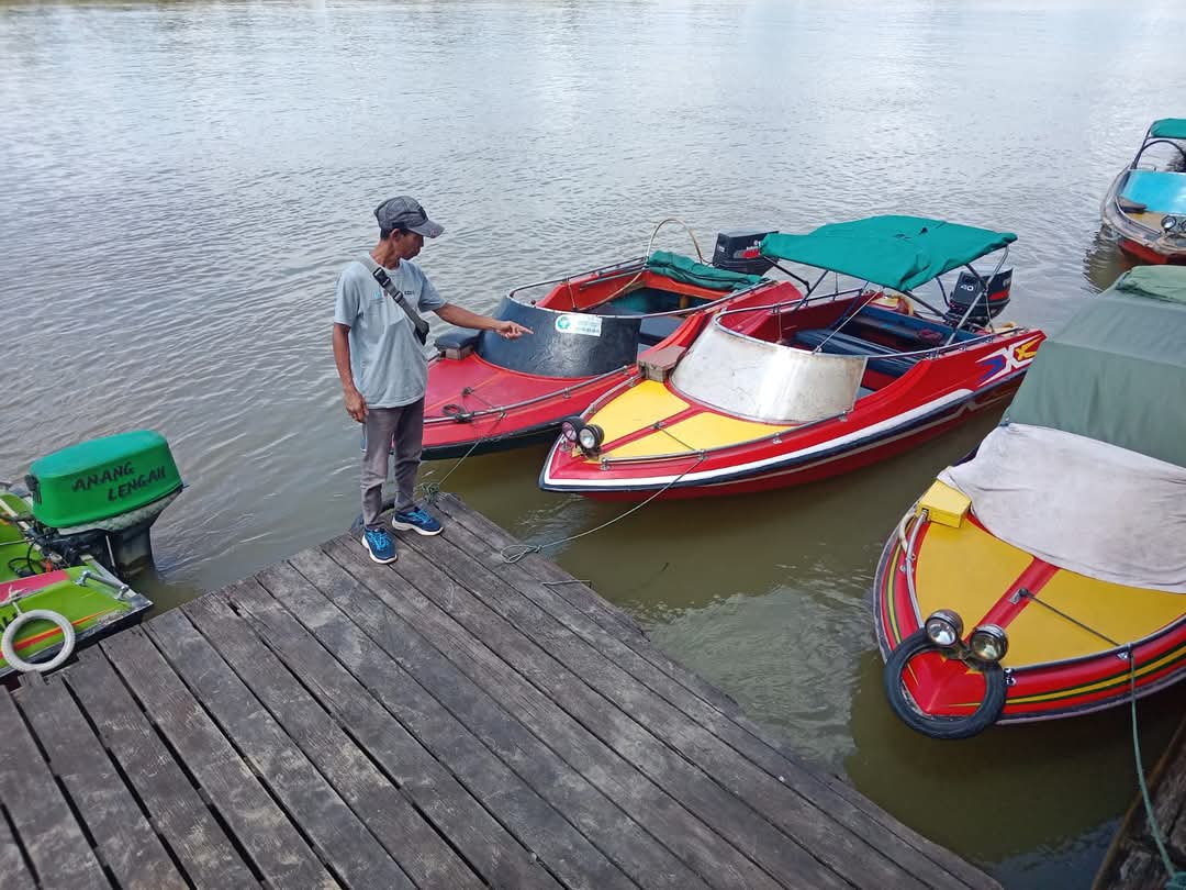 MUDIK : Terlihat motoris di Dermaga Putussibau mempersiapkan speedboat untuk mudik masyarakat.  (istimewa)