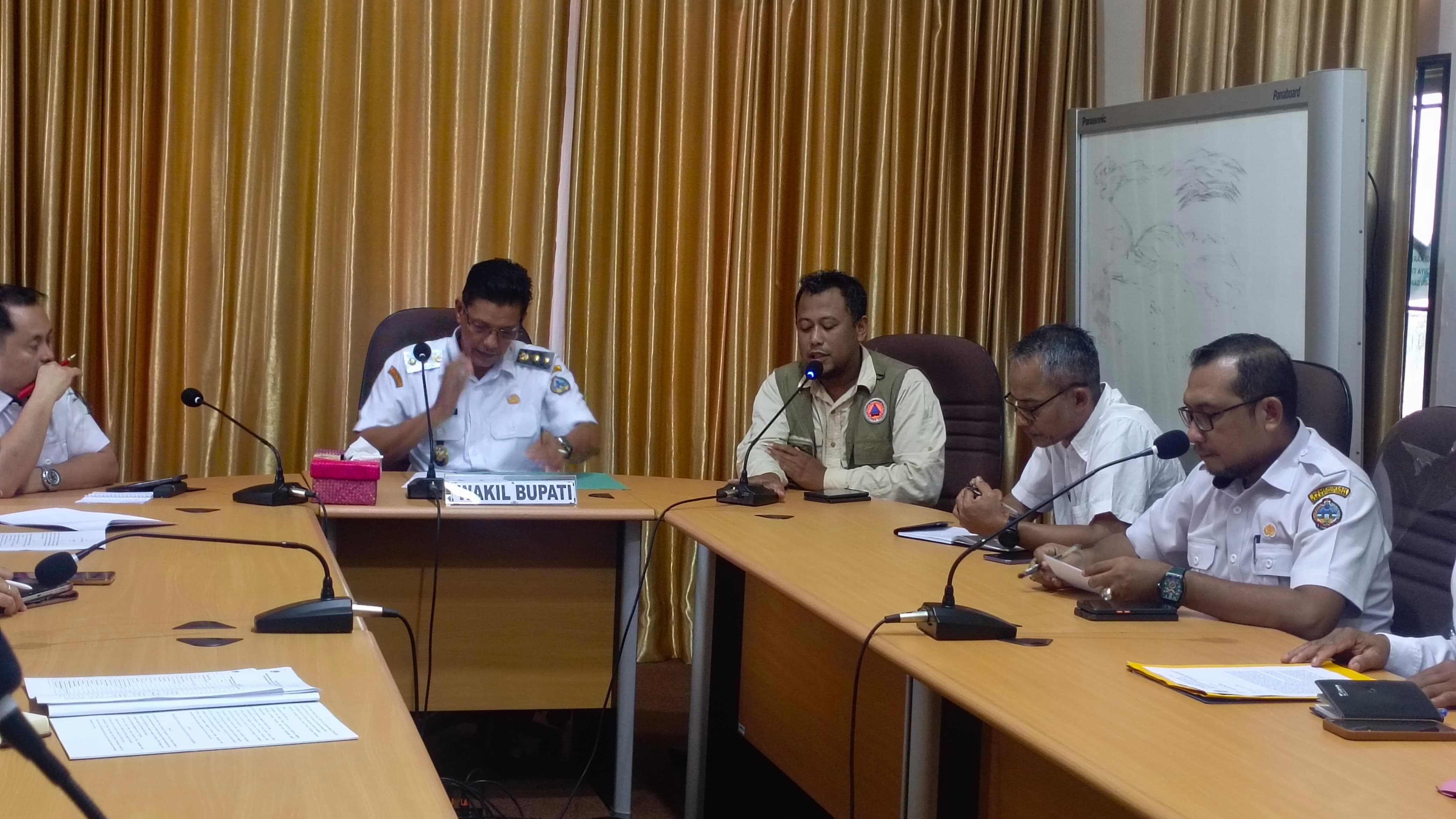 RAPAT: Pemerintah Kabupaten Kayong Utara menggelar Rapat Percepatan Penanganan Banjir Desa Sungai Mata-Mata, Kecamatan Simpang Hilir, Rabu (26/3). //// Foto Prokopim KKU